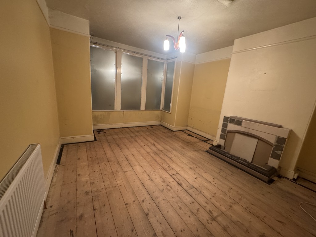Lot: 40 - SEMI-DETACHED VICTORIAN HOUSE FOR IMPROVEMENT AND REPAIR - Bedroom one